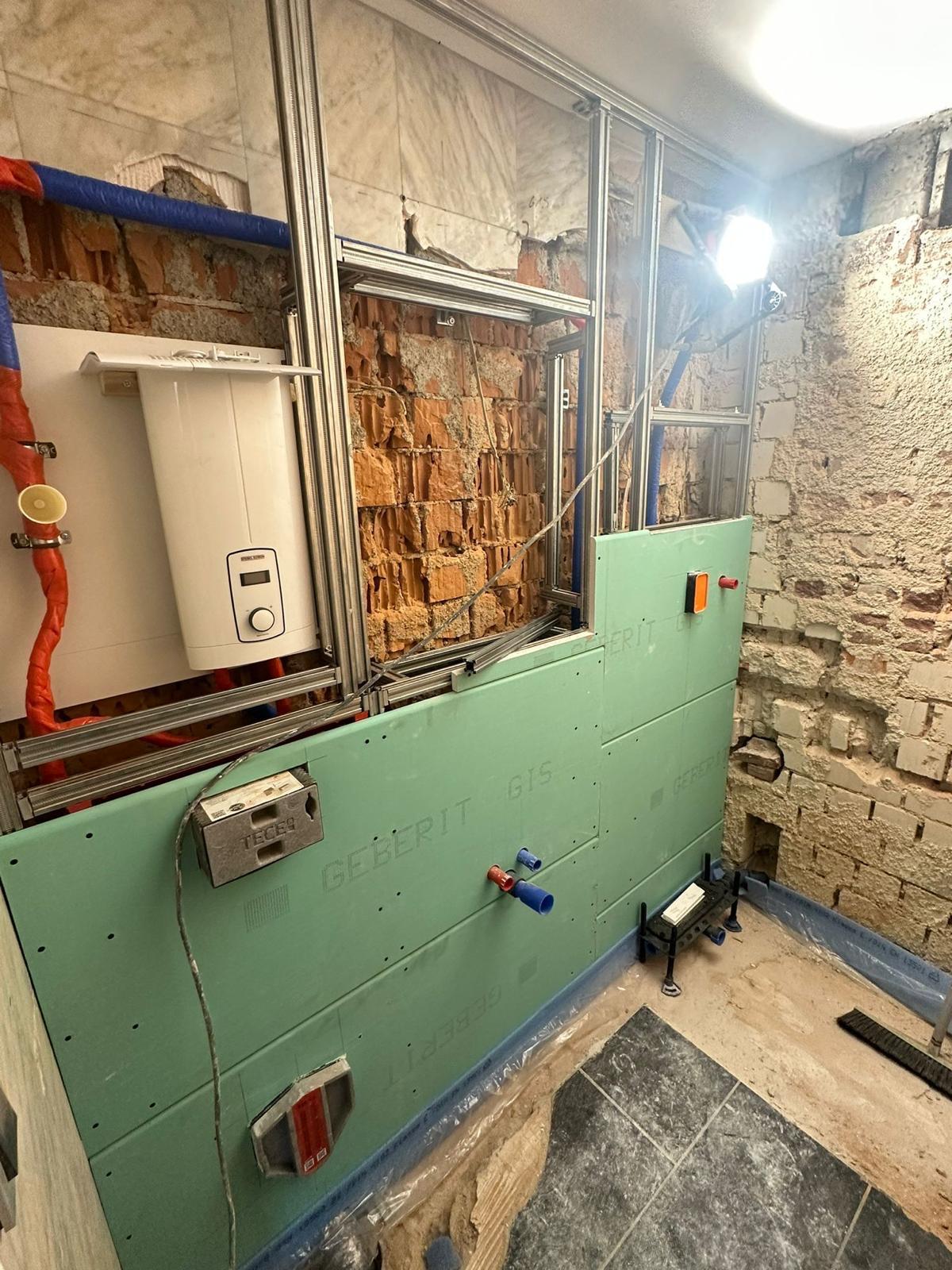 Badezimmer-Renovierung Vorher – Rohbauphase